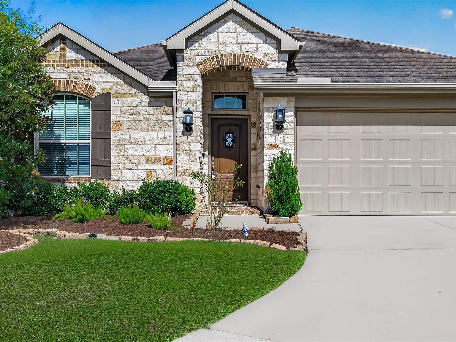 4 bed, 2.0 bath, 2144 sqft, $2,500 — Photo 2