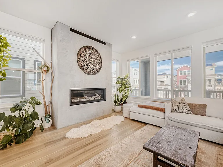 Great room w Fireplace