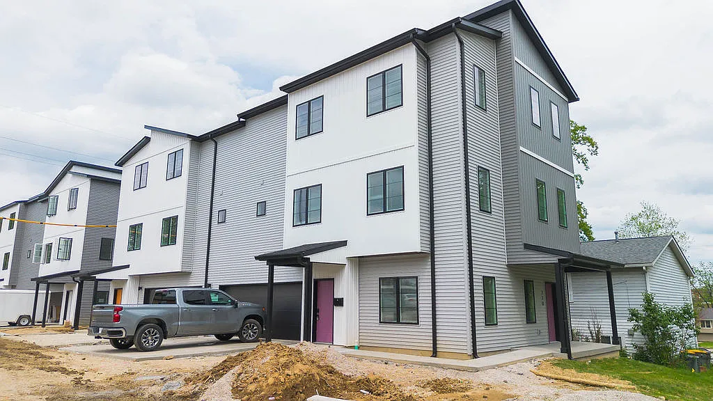 4 bed, 2360 sqft, $5,250 — Photo 3