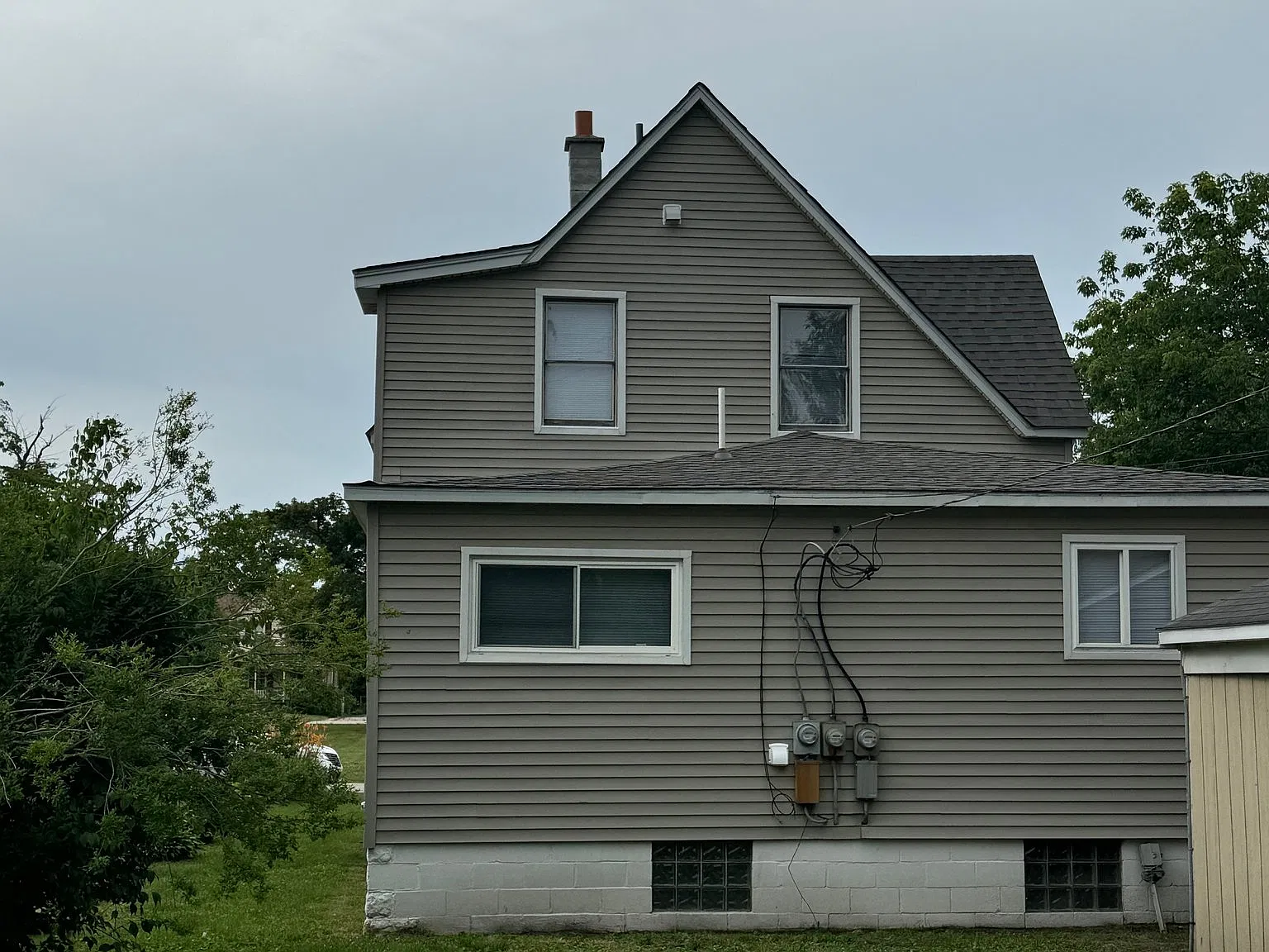 Recent complete renovation, park across the street, close to river, hwys, shopping, rests and trans. — Photo 4