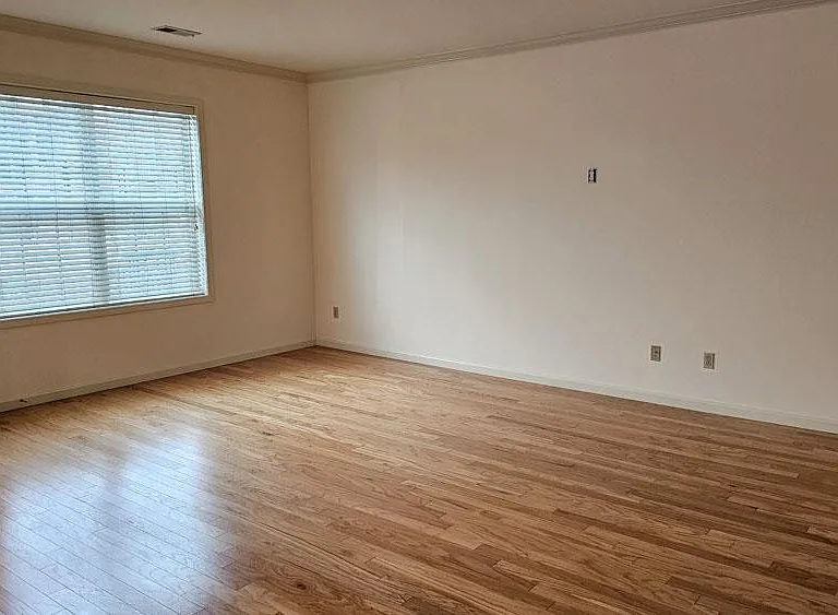 305 Canter Ct — Photo 4