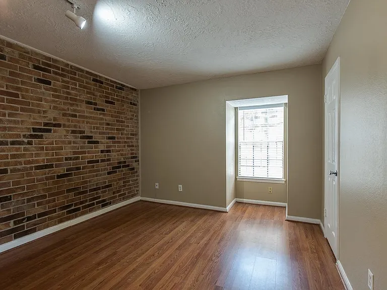 12 Hyde Park Blvd #6 — Photo 12