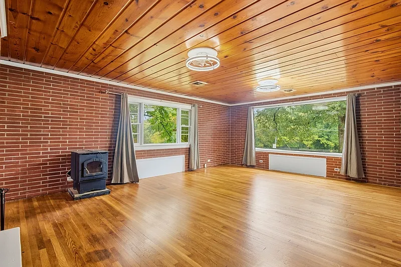 5 bed, 2.0 bath, 1600 sqft, $4,200 — Photo 2