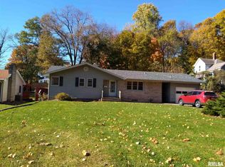 832 6th St, Bettendorf, IA 52722