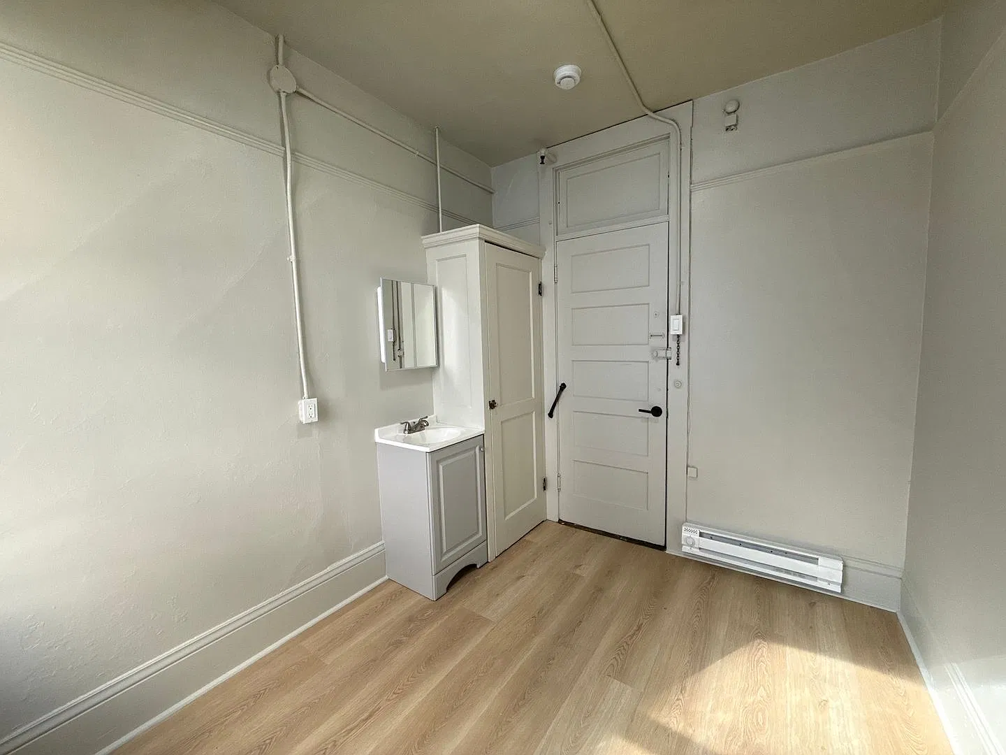 668 Clay St — Photo 2