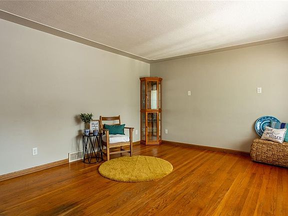 4th image of 104 Maroy Dr