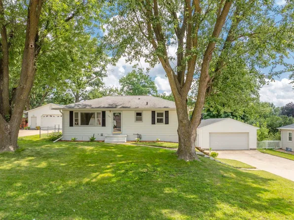 331 N Ellen St, Cedar Falls, IA 50613