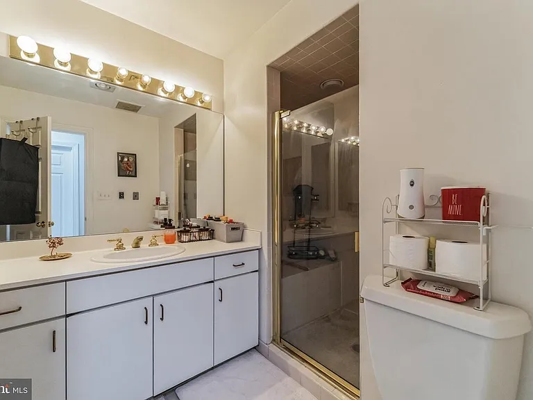 10 E Lee St #1-909-1 — Photo 14
