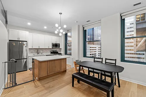 208 W Washington St #912 Photo 1