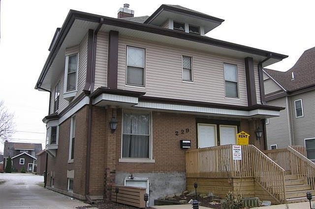 2nd image of 229 W Carroll St