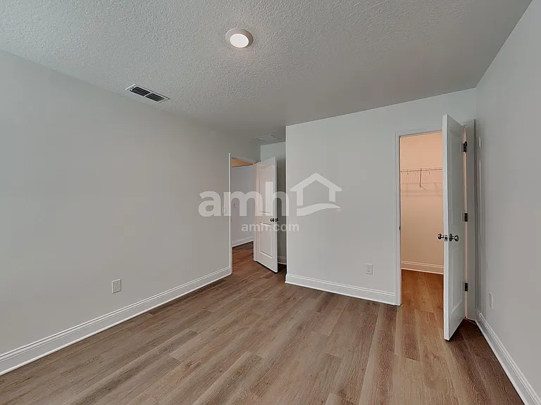 16381 Aubergine Aly — Photo 14
