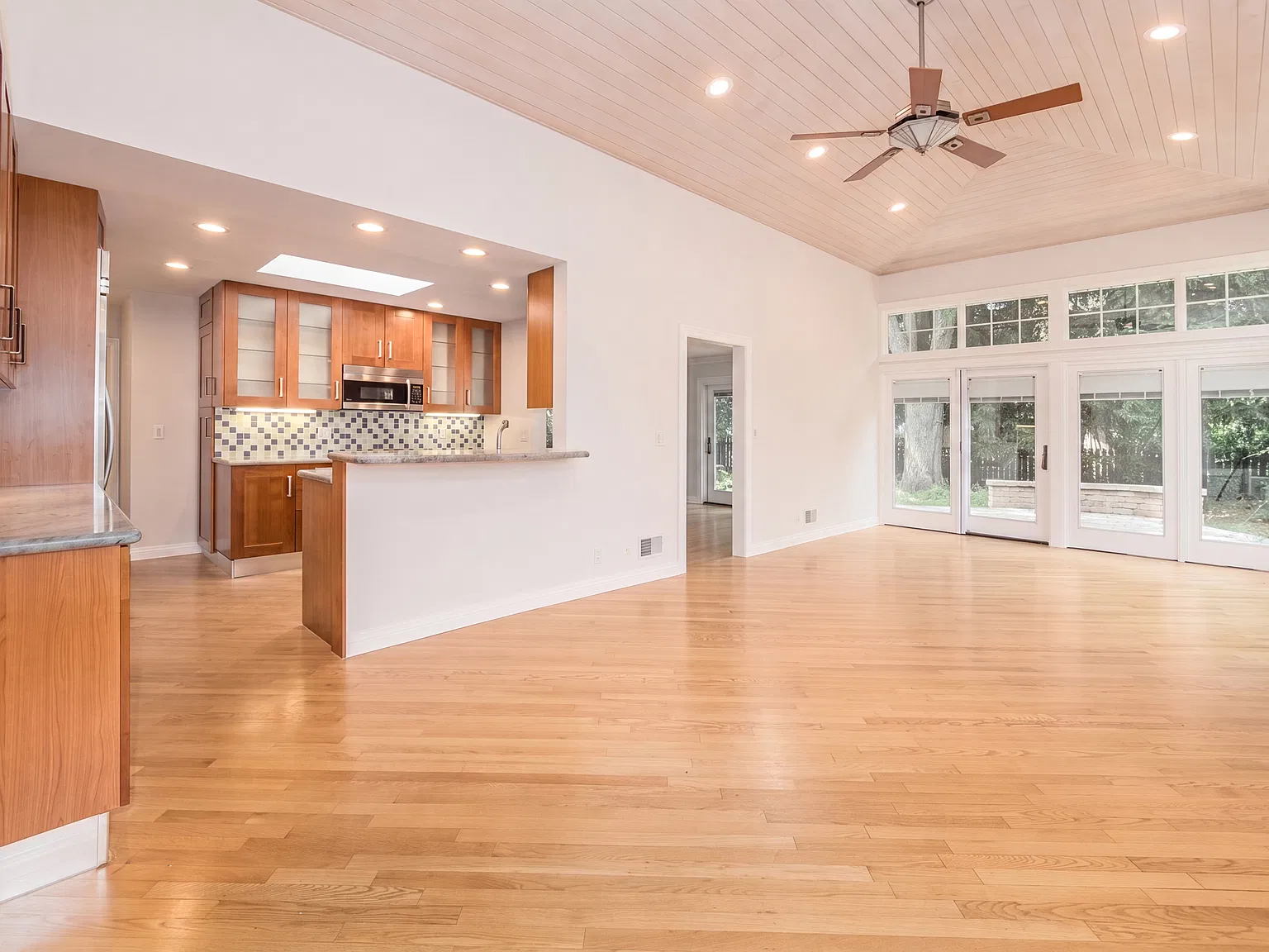 4 bed, 2.5 bath, 2113 sqft, $5,500 — Photo 3