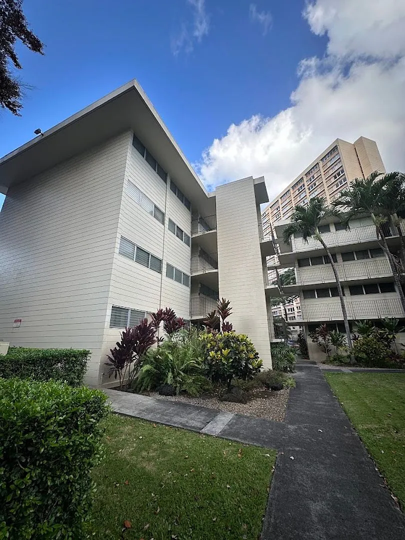 The Continental 2 bedroom, 1 bath, 1 assigned parking stalls, incl water and sewer, very convenie... — Photo 3