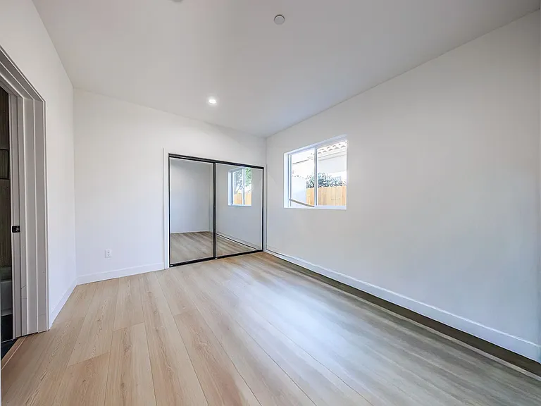 2847 S. Victoria Ave — Photo 8