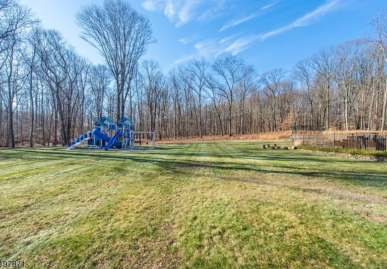 32 Schoolhouse Ln — Photo 3