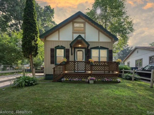 1177 Clearwater Blvd, White Lake, MI 48386