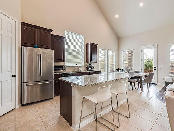 5th image of 704 Kingston Pl
