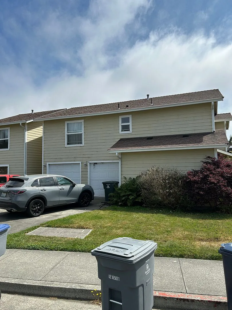 4 Bedroom, 2.5 Bathroom Home in Arcata — Photo 3