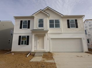 374 Edge Brook Dr, Holly, MI 48442