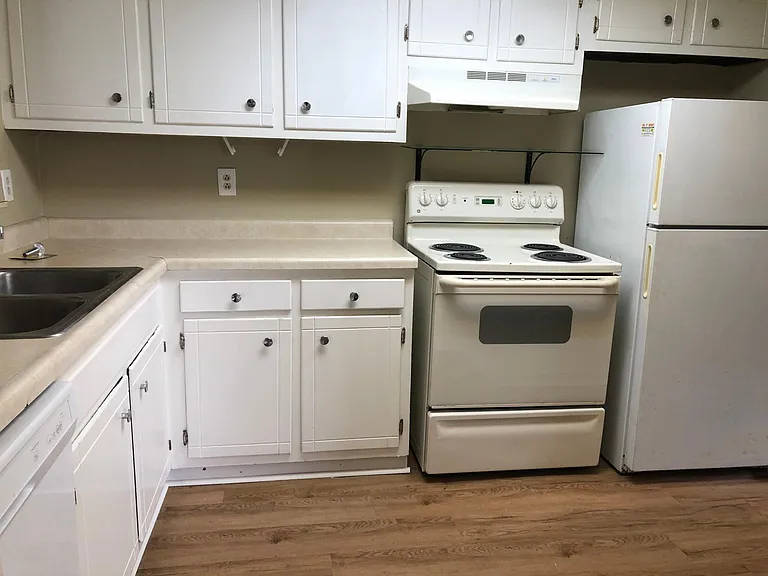 1241 N Graycroft Ave — Photo 10