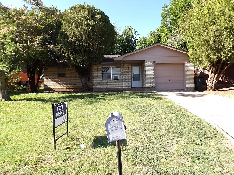 123 NE Cimarron Trl — Photo 1