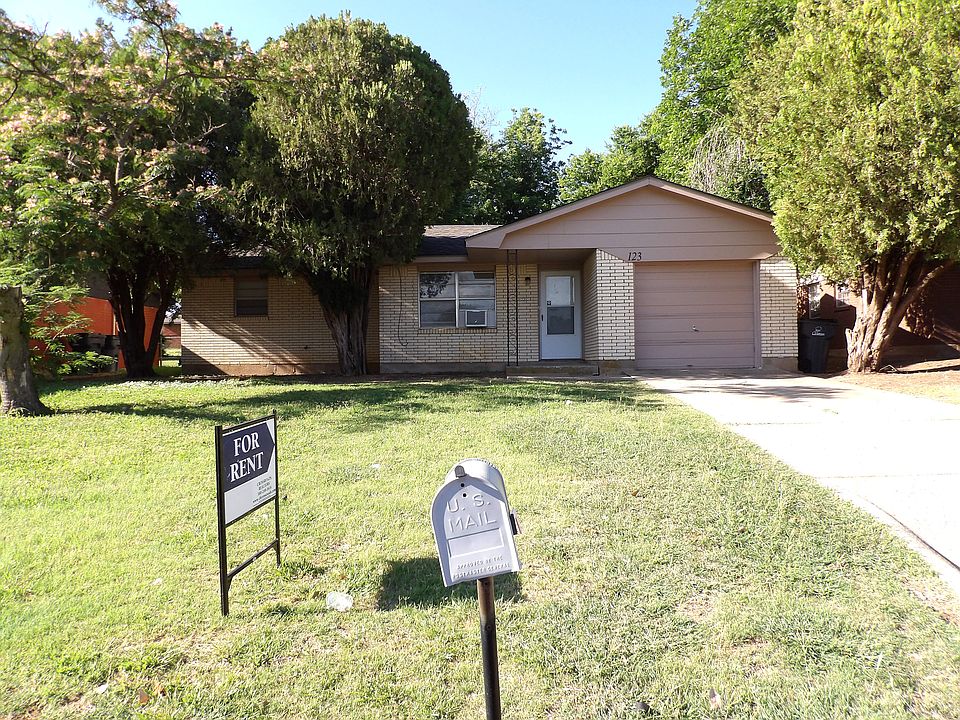 1st image of 123 NE Cimarron Trl