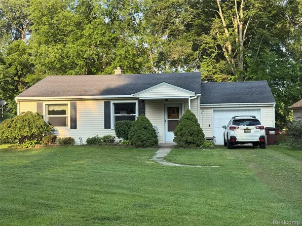 7134 Maplewood Dr, Temperance, MI 48182