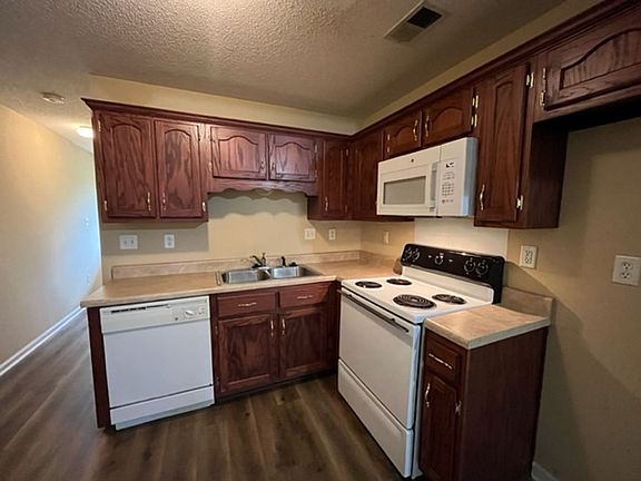 3rd image of 3775 Iron Horse Dr