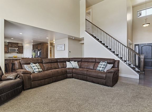 5th image of 155 W Hancock Cir