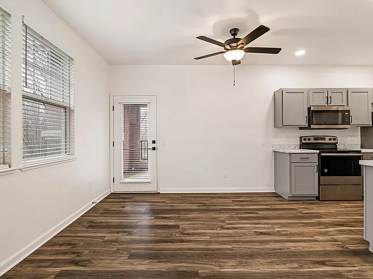 Sterling Oaks Luxury Apartments — Photo 65