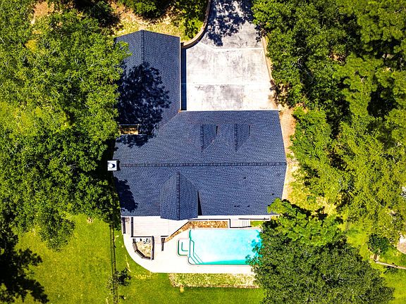 4th image of 560 Lake Grove Dr