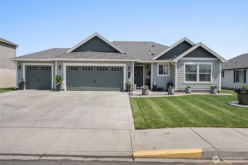 5th image of 906 3rd Avenue NE