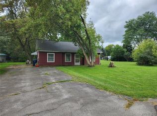 3022 Saunders Settlement Rd, Sanborn, NY 14132