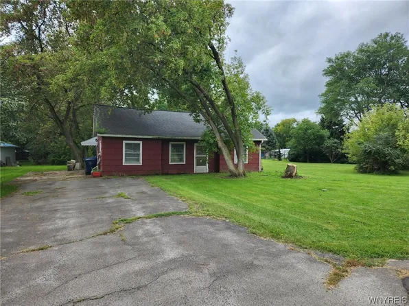 3022 Saunders Settlement Rd, Sanborn, NY 14132