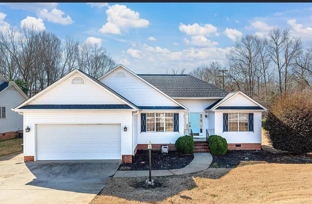 3 bed, 1589 sqft, $2,100 — Photo 1