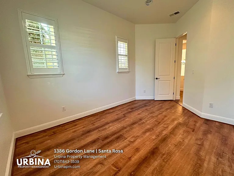 1386 Gordon Ln — Photo 4