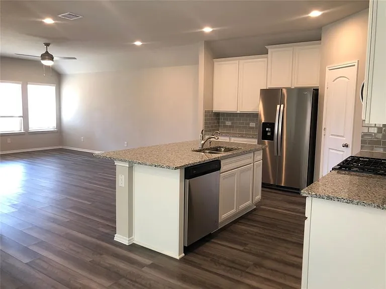 9224 Inland Leather Ln — Photo 2