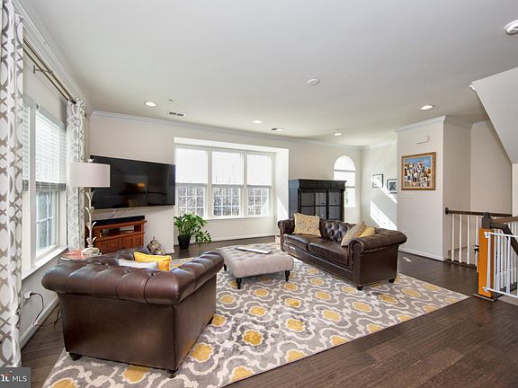 3rd image of 1329 Dickinson Ct
