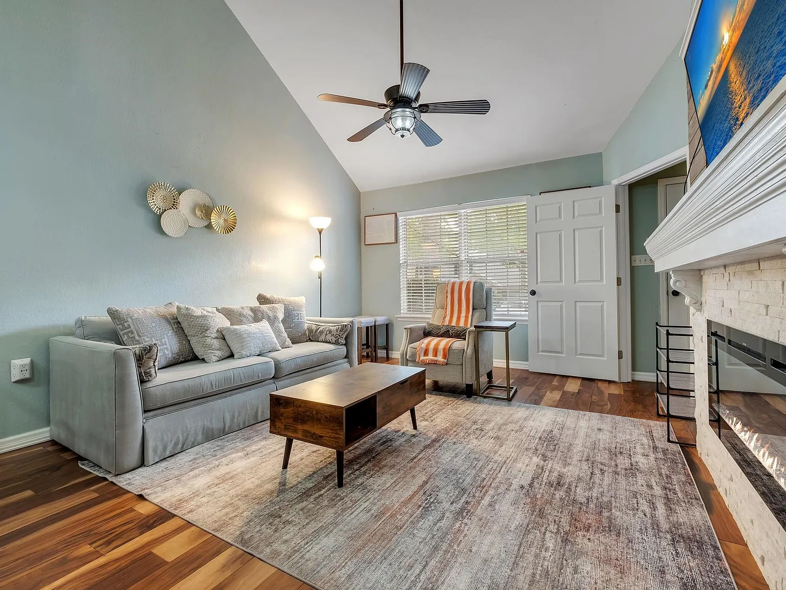 2 bed, 1209 sqft, $1,600 — Photo 3