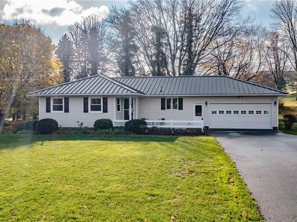 598 Lowell Dr, Macedon, NY 14502