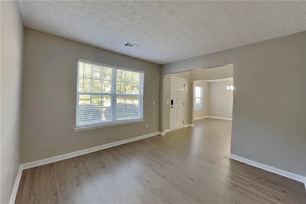 4 bed, 2.5 bath, 2437 sqft, $2,400 — Photo 4