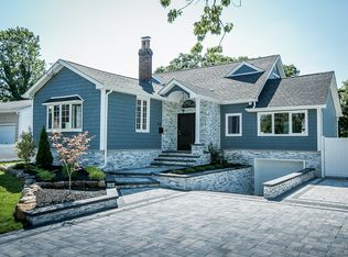 206 Farmers Ave, Lindenhurst, NY 11757