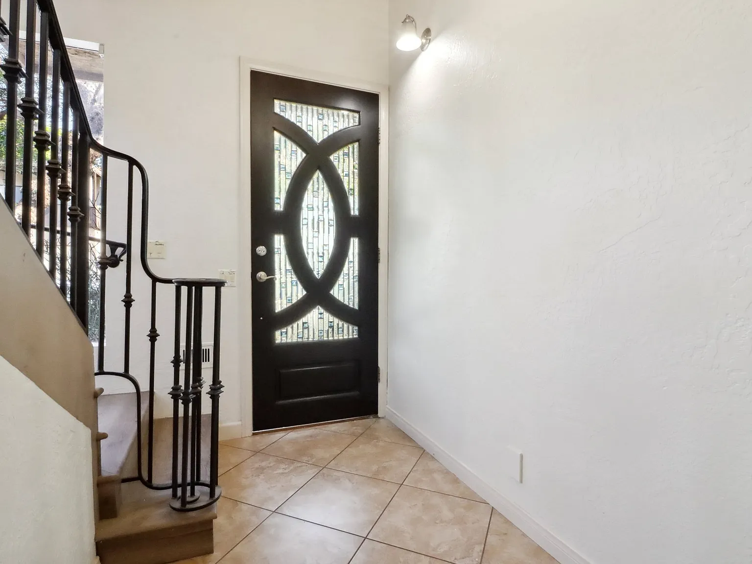 401 Pershing Dr — Photo 4