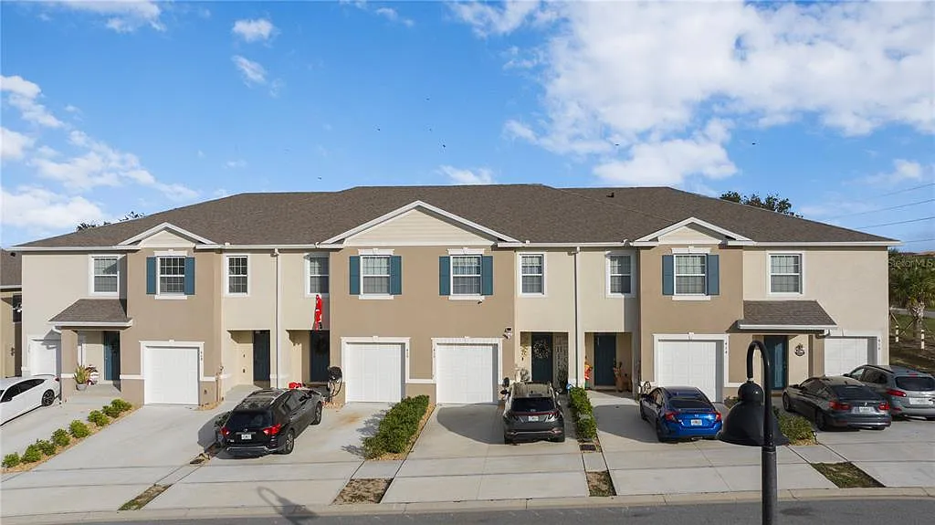 3 bed, 2.5 bath, 1613 sqft, $1,750 — Photo 2