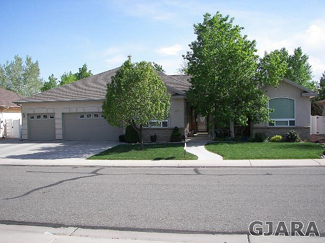 1st image of 2559 Applewood Pl