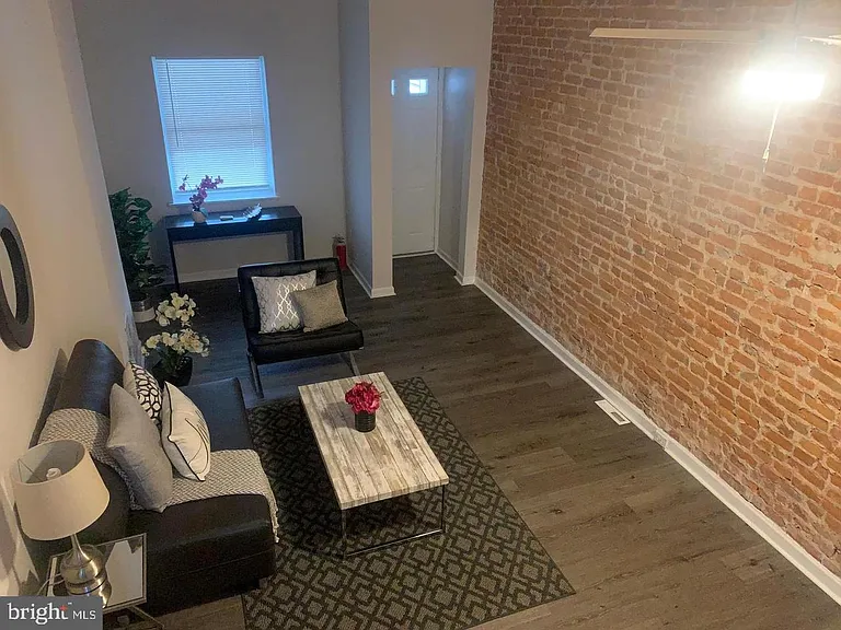 1705 W 8th St — Photo 3