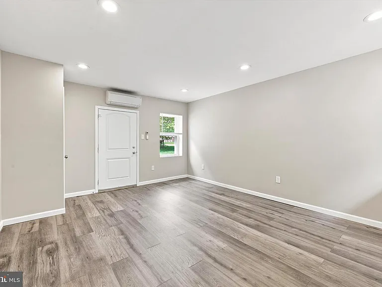 327 Powhattan Ave #B — Photo 6