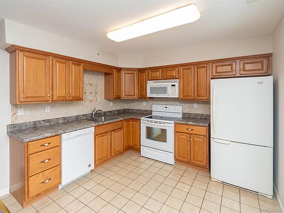 3rd image of 70 Aveonis Court