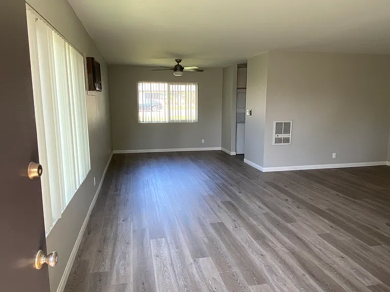 2542 Price Dr — Photo 3