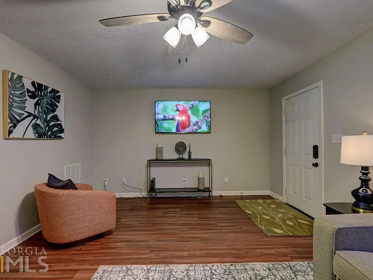 7271 Crestside Dr — Photo 4